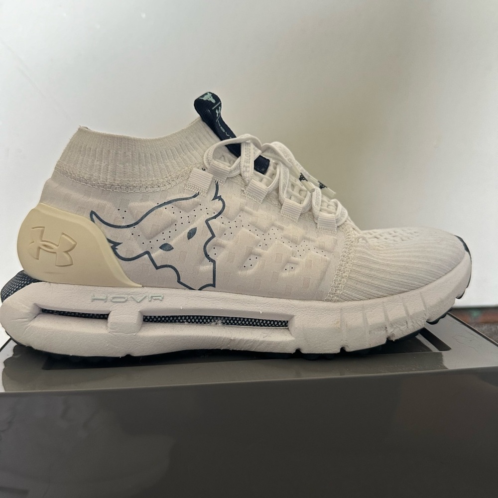 UA HOVR Sneaker, size 8 white